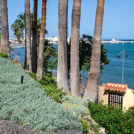 Stunning Beachfront With Sea Views アパート