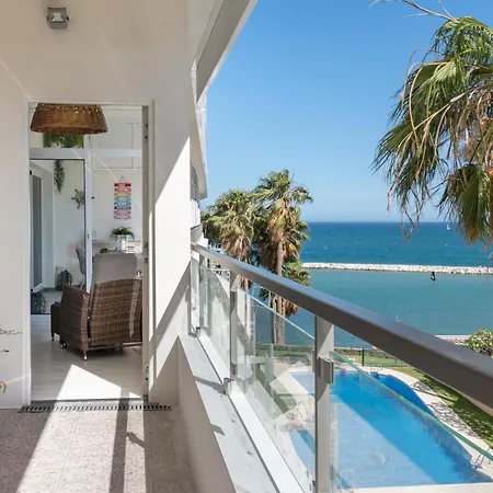 Stunning Beachfront With Sea Views アパート *