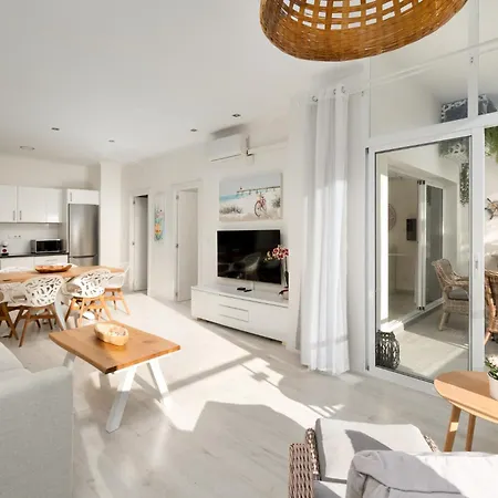Stunning Beachfront With Sea Views ベナルマデナ